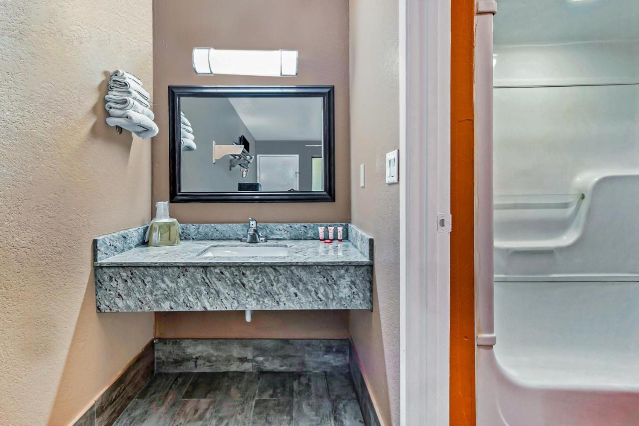 Oyo Hotel Lake Charles Hwy 10 외부 사진